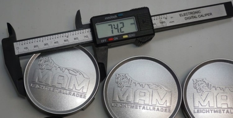 AUDI DEKIELKI DEKLE ZNACZKI MAM CARMANI S62 RIAL N121 75 mm/71mm
