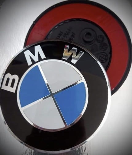 BMW F10 F11 F12 F13 F18 EMBLEMAT ZNACZEK LOGO NAKLEJKA NA MASKĘ KLAPĘ 82mm