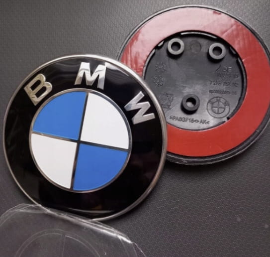 BMW F20 F22 F30 F31 F33 F80 EMBLEMAT ZNACZEK LOGO NAKLEJKA NA MASKĘ 82mm