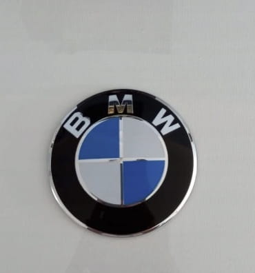 BMW F20 F22 F30 F31 F33 F80 EMBLEMAT ZNACZEK LOGO NAKLEJKA NA MASKĘ 82mm