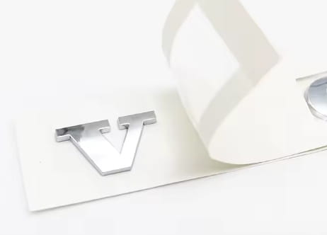VOLVO EMBLEMAT ZNACZEK LOGO NAPIS NA KLAPĘ SREBRNY CHROM KOMPLET