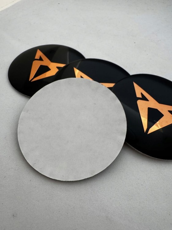 SEAT CUPRA NAKLEJKI 56mm EMBLEMATY ZNACZKI ALUMINIOWE 4szt